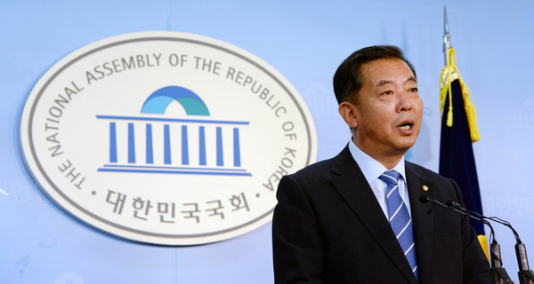 ▲ 더불어민주당 이찬열 의원이 21일 오전 서울 여의도 국회 정론관에서 기자회견을 갖고 탈당을 선언하고 있다. ⓒ뉴시스