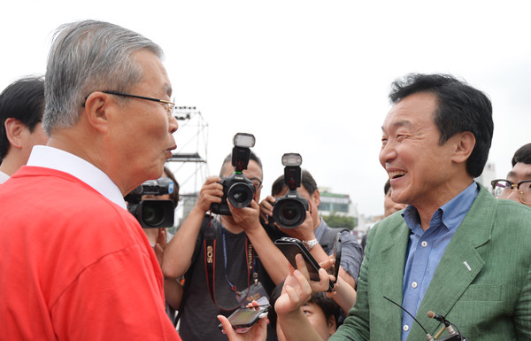 ▲ 김종인 전 더불어민주당 비상대책위원회 대표와 손학규 전 더민주 상임고문이 지난 6월 23일 오후 광주 동구 금남로 5·18민주광장에서 열린 2016 광주세계웹콘텐츠페스티벌 개막식에 참석해 악수를 나누며 인사하고 있다. ⓒ뉴시스