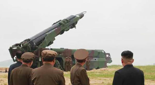 ▲ 북한이 개발 중인 중거리 탄도미사일(RIBM) '무수단'의 모습. 舊소련의 잠수함 발사 탄도미사일 'R-27'의 개량형으로 추정된다. ⓒ北선전매체 화면캡쳐