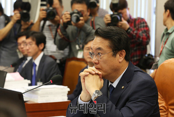 ▲ 새누리당 정진석 원내대표가 21일 원내대책회의에서 문재인 전 대표를 비판했다. 문 전 대표는 전날 새누리당에 대해 "지질하다"고 말한 바 있다. ⓒ뉴데일리 이종현 기자