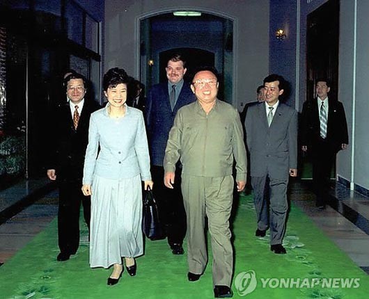 2002년 5월 북한을 찾아 김정일과 만난 박근혜 당시 한국미래연합 대표. 북한이 이 일을 내세워 朴대통령을 협박하기 시작했다. ⓒ연합뉴스. 무단전재 및 재배포 금지.