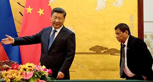 ▲ 지난 20일 필리핀-中 정상회담 당시 모습. 손을 주머니에 넣고 걷는 두테르테 필리핀 대통령의 모습이 인상적이다. ⓒAP-뉴시스. 무단전재 및 재배포 금지.