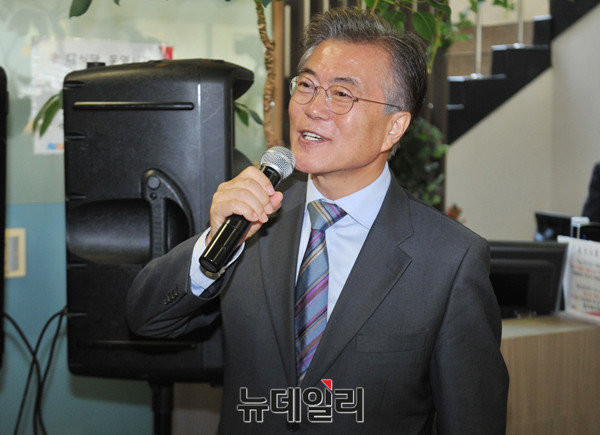 ▲ 더불어민주당 문재인 전 대표가 20일 서울 성북구에 소재한 한국과학기술연구원을 방문해 과학자 등과 만나 간담회를 하고 있다. ⓒ뉴데일리 이종현 기자