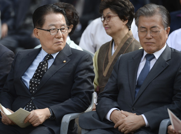 ▲ 박지원(왼쪽) 국민의당 비상대책위원장이 21일 오후 서울 종로구 성균관대 명륜당에서 열린 '성균관유도회 창립 70주년 기념식'에 참석해 문재인 전 더불어민주당 대표를 바라보고 있다. ⓒ뉴시스