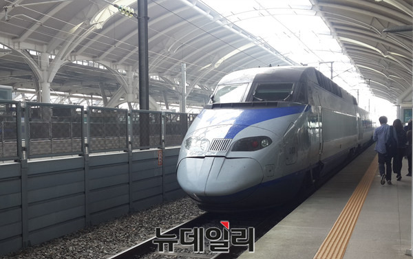 ▲ KTX오송역으로 고속열차가 들어오고 있다.ⓒ김종혁 기자