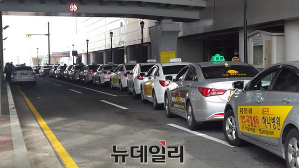 ▲ KTX오송역앞에서 고객을 기다리는 택시들.ⓒ김종혁 기자