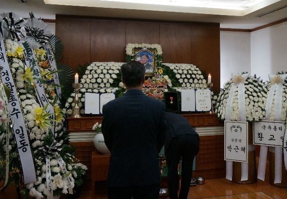 ▲ 이시종 충북도지사가 지난 19일 서울 오패산터널 총격사건으로 순직한 故 김창호 경감의 빈소에 21일 김진형 행정국장을 보내 애도의 뜻을 전했다.ⓒ충북도