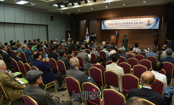 ▲ 박정희대통령기념재단이 21일 은행회관에서 '위기의 대한민국 박정희에게 길을 묻다' 심포지엄을 열었다. ⓒ뉴데일리 정상윤 기자