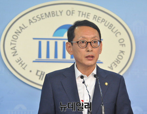 ▲ 새누리당 김도읍 원내수석부대표는 지난 21일 국회 운영위원회에서 더불어민주당 문재인 전 대표에 대해 국가 정체성 문제를 거듭 제기했다. ⓒ뉴데일리 이종현 기자