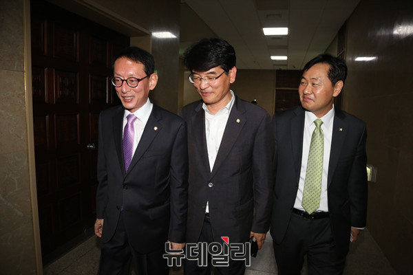 ▲ 새누리당 김도읍 원내수석부대표. (왼쪽) 가운데는 더불어민주당 박완주 원내수석부대표, 오른쪽은 국민의당 김관영 원내수석부대표이다. ⓒ뉴데일리 이종현 기자