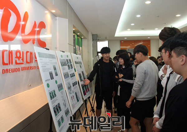 ▲ 대원대 운동재활과 학생들이 각 운동법에 대한 설명을 하고 있다.ⓒ목성균 기자