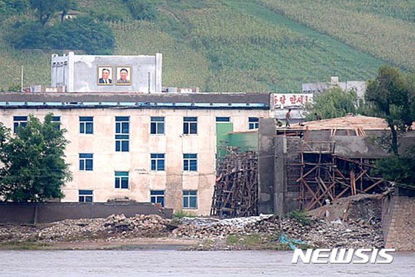 ▲ 지난 9월 3일, 中접경지역에서 찍은 북한 홍수피해지역. 김정은 집단은 이런 곳에서 탈북이 늘어나자 신고자에게 '격려금'을 주는 정책을 실시했다고 한다. ⓒ뉴시스. 무단전재 및 재배포 금지.