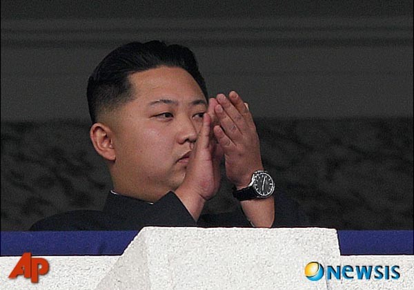 ▲ 2010년 10월 촬영된 김정은의 모습. 손목에 찬 시계는 스위스제 '파텍 필립'으로 추정된다고 한다. ⓒ뉴시스- AP. 무단전재 및 재배포 금지.