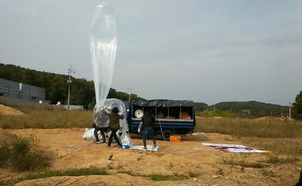 ▲ 대북전단 살포용 대형풍선에 가스를 주입 중인 자유북한운동연합 회원들. ⓒ자유북한운동연합 제공