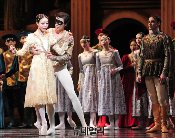 ▲ 첫눈에 반하는 줄리엣과 로미오(강미선, 막심 차셰고로프) ⓒ 뉴데일리 공준표