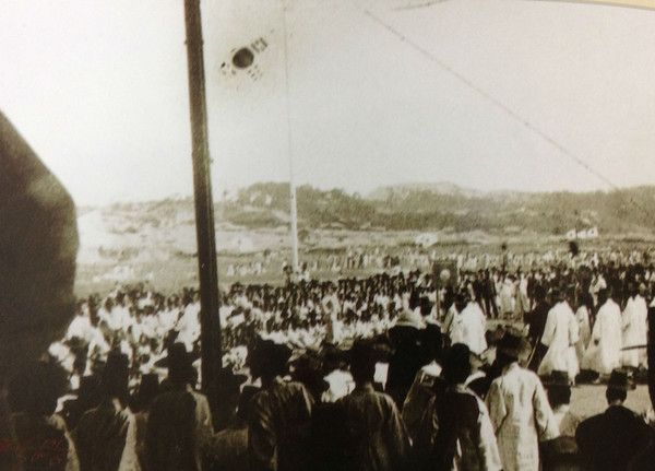 ▲ 독립협회가 개최한 대중집회 '만민공동회' 1898년 종로거리 모습. 태극기가 걸려있다.(자료사진)