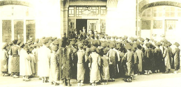 ▲ 1912년 종로 YMCA회관 강의에 몰려든 학생들. 현관문 앞에 이승만이 보인다.(자료사진)