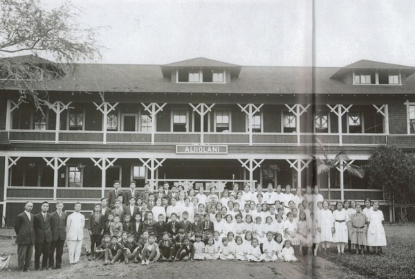 ▲ 1918년 한국 역사상 최초로 '남녀 공학'을 실시한 하와이 한인기독학원 학생들과 교직원들. 이승만은 왼쪽에서 네번째 하얀 양복.(자료사진)