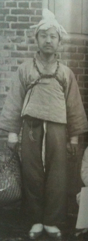 ▲ 한성감옥 중죄수 차림의 24세 이승만. 투옥 한달만에 성령을 받아 감옥을 축북받는 '복당'으로 만들었다고 한다.(자료사진)