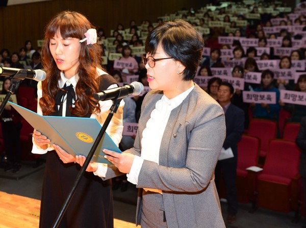 ▲ 결의대회에서 어린이집 원장, 보육교사 대표가 영유아 존중 등 책임을 다할 것을 다짐하는 '영유아 권리'를 선서하고 있다.ⓒ제천시