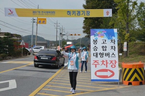 ▲ 한 자원봉사자가 주차안내를 하고 있다.ⓒ충남도