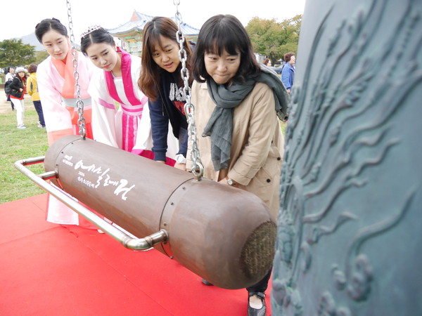 ▲ 에밀레전 축제에서 시민들이 6톤 무게의 ‘에밀레 모형종 타종’ 체험을 하는 모습.ⓒ대구불교방송 제공