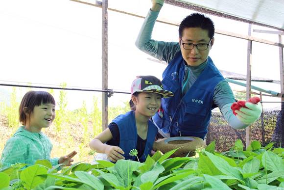 ▲ 삼성전자 임직원이 2016 삼성 글로벌 자원봉사 대축제를 맞아 자매마을 봉사활동을 실시하고 있다. ⓒ삼성전자