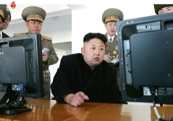 "이 댓글 누가 달았어? 우리 꺼야?" 인민군을 찾아 PC를 바라보는 김정은. '연합뉴스'는 정부 관계자를 인용해 "북한 대남공작조직들이 한국 사이트에서 활동하는 '댓글 전담팀'을 운영 중"이라고 보도했다. ⓒ北선전매체 화면캡쳐