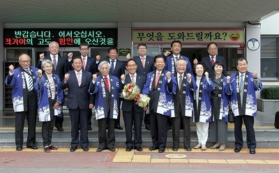 ▲ 함안군(군수 차정섭)의 국제자매도시인 일본 아이치현 이누야마시 방문단이 함안을 방문해 이삼희 부군수,김주석 의장,함안군 상공회의소 회장 등과 기념 촬영을 하고 있다. ⓒ함안군 제공