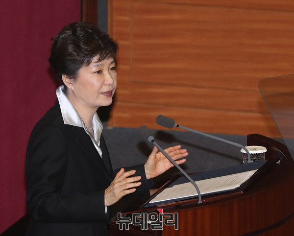 박근혜 대통령이 24일 국회 시정연설에서 "임기 내에 개헌을 마치겠다"고 말했다. ⓒ뉴데일리 이종현 기자