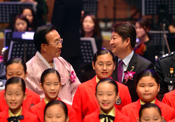 ▲ ‘2016 경상북도민의 날’기념식에서 김관용 도지사(왼쪽)가 권영진 시장과 다정하게 악수를 나누고 있다.ⓒ경북도 제공