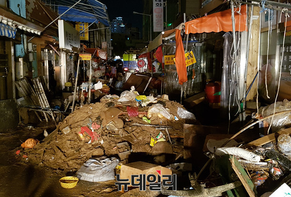 ▲ 제18호 태풍 차바가 울산을 덮친 지난달 5일 오후 울산 중구 태화종합시장에 치우지 못한 차량과 쓰레기가 도로를 막고 있다. ⓒ뉴데일리 이종현 기자