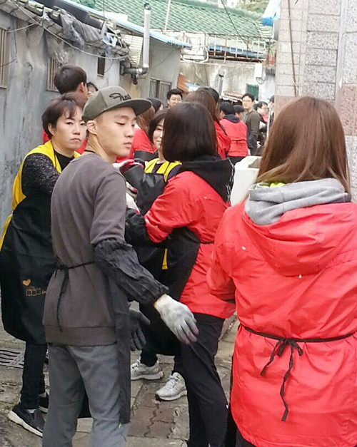 ▲ 연탄 기증식 이후 회원들이 각 가정에 연탄배달을 하고 있다.ⓒ대구보건대 제공