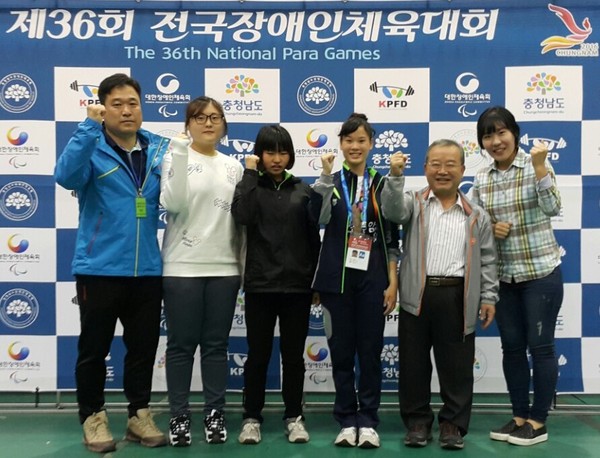 ▲ 홍준기 교장(오른쪽 두번째)과 선수들이 우승 후 기념촬영을 하고 있다.ⓒ제천청암학교