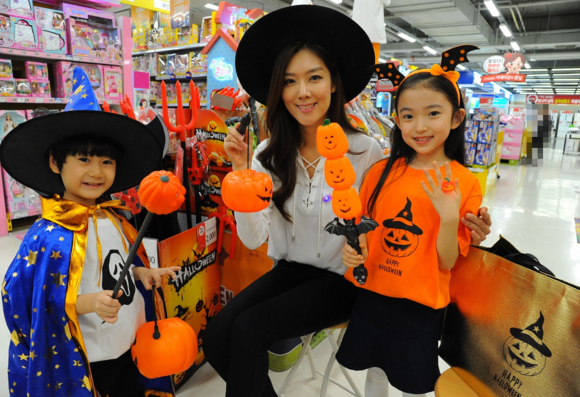 ▲ 24일 홈플러스 강서점에서 아동 모델들이 다양한 핼러윈데이 용품을 선보이고 있다. ⓒ홈플러스