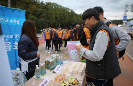 ▲ 지난 21~23일 진행된 '수돗물 시음행사'에서 수돗물이 정수기 물, 생수보다 선호도가 높은 것으로 조사됐다. ⓒ한국상하수도협회