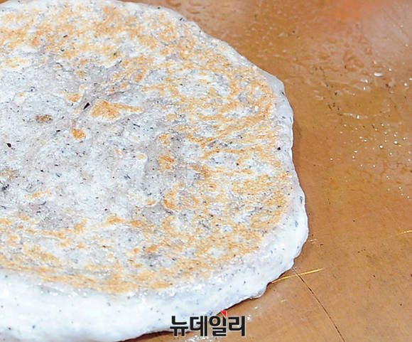 동판에 구워 일반적인 호떡보다 기름이 적은 '점순이 수수호떡' ⓒ 뉴데일리 공준표