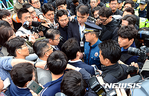 ▲ 23일 오전, 부검영장 집행에 나선 경찰과, 이를 가로막는 유족 및 진보성향 시민단체 관계자들의 모습. ⓒ 사진 뉴시스