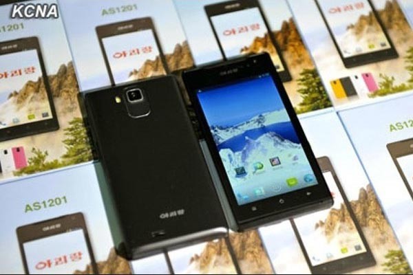 ▲ 북한 스마트폰 '아리랑'. 중국 스마트폰의 카피로 알려져 있다. 하지만 외부와의 전화통화는 불가능한 것으로 알려져 있다. ⓒ北선전매체 화면캡쳐