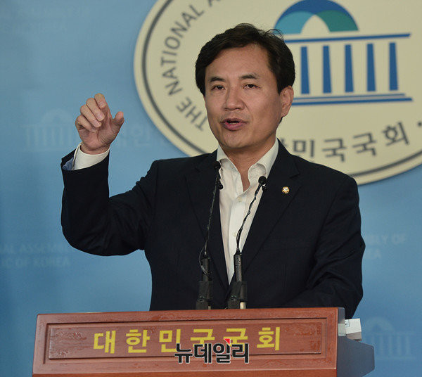 ▲ 국회 법제사법위원회 소속 의원들이 25일 백남기 씨에 대한 부검영장을 오늘까지 집행하라고 못박았다. 사진은 이날 기자회견문을 낭독한 새누리당 김진태 의원. ⓒ뉴데일리 정상윤 기자