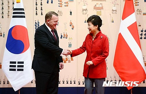 ▲ 박근혜 대통령이 25일 청와대에서 방한 중인 라르스 뢰케 라스무센 덴마크 총리와 악수를 하고 있다. ⓒ뉴시스