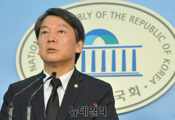 ▲ 국민의당 안철수 전 상임공동대표는 25일 국회에서 긴급기자회견을 열고 "특검을 포함한 성역 없는 수사로 짓밟힌 국민들의 자존심을 다시 세워야 한다"며 내각 총사퇴를 주장했다. ⓒ뉴데일리 이종현 기자