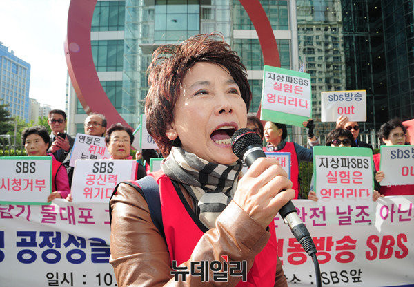 ▲ 주옥순 엄마부대봉사단 대표는 "사람 뼈와는 전혀 다른 유리가 물대포를 맞아 깨지는 장면을 보여주고, 백남기씨 사망의 사인이 될 수 있다고 하는 것은 객관성이 없다"고 비판했다. ⓒ뉴데일리 공준표 기자