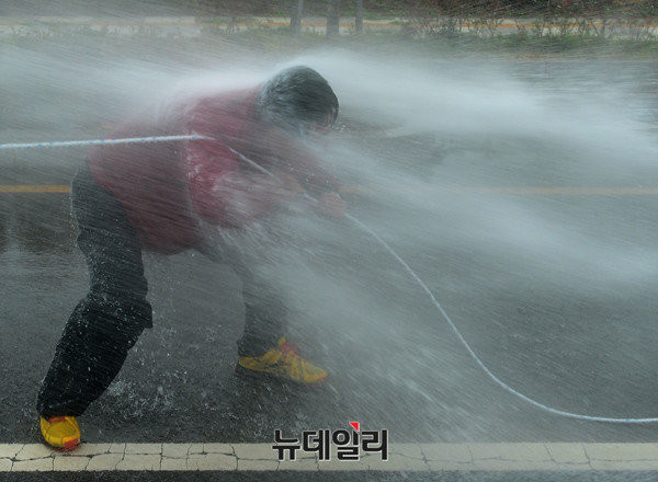 ▲ 신혜식 독립신문 대표는 지난 23일 SBS '그것이 알고싶다- 백남기편'에서 진행된 실험 내용을 신뢰할 수 없다며, 백남기씨의 상황과 유사한 환경에서 직접 물대포를 맞는 실험을 진행했다. ⓒ뉴데일리 정상윤 기자