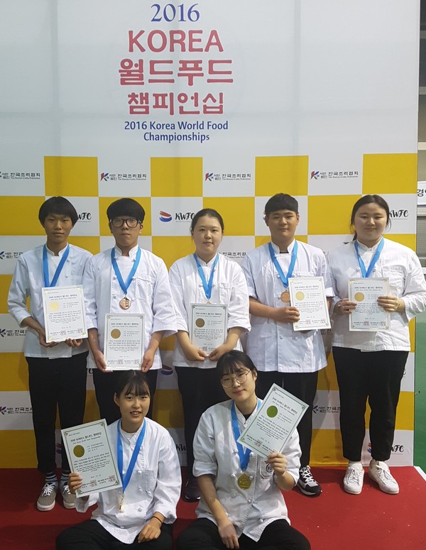 ▲ 한국호텔관광고 학생들이 수상 후 기념촬영을 하고 있다.ⓒ한국호텔관광고