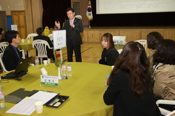 ▲ 김병우 충북도교육감이 제천 교육가족들과 소통의 시간을 갖고 있다.ⓒ제천교육지원청