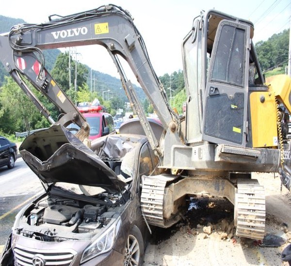 ▲ 지난 8월 9일 충북 청주시 산성도로에서 화물차가 넘어지며 떨어진 포크레인이 승용차를 덮쳐 2명이 다치는 사고가 발생했다.ⓒ청주동부소방서