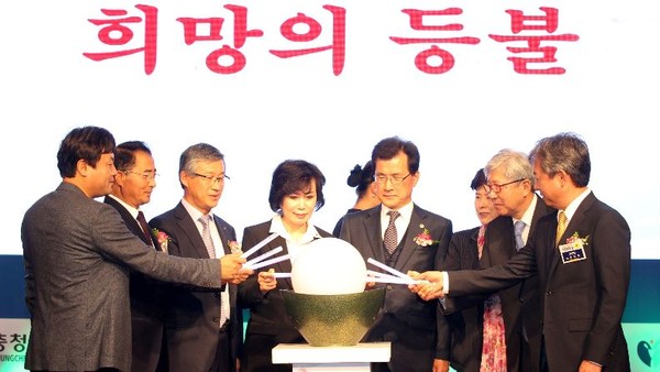 ▲ 충북 청주시 그랜드플라자청주호텔에서 25일 열린 ‘제10회 충북 기업인의 날’ 행사에서 기관장들이 희망의 등불에 불을 붙이는 퍼포먼스를 진행하고 있다.ⓒ충북도