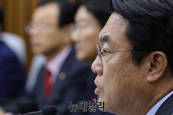 ▲ 새누리당 정진석 원내대표가 25일 최순실씨를 둘러싼 의혹과 관련해 박근혜 대통령에게 해명을 요구하고 있다. ⓒ뉴데일리 이종현 기자