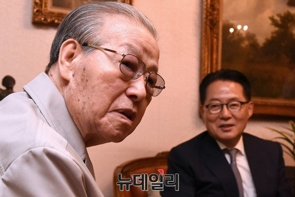 ▲ 김종필 전 국무총리가 25일 국민의당 안철수 전 상임공동대표와 박지원 비상대책위원장과 만나 "부적절이고 적절이고 그런 말보다, 대통령이 그렇게 힘이 빠지면 나라가 절단난다"고 밝혔다. 사진은 지난 8월 김종필(좌) 전 총리가 박지원(우) 위원장을 만나고 있는 모습.ⓒ뉴데일리 이종현 기자